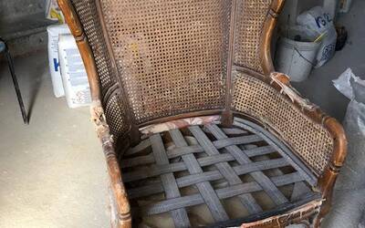 Restauro mobili antichi Firenze: il recupero di una poltroncina in legno sagomato
